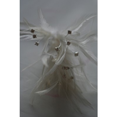 Wired diamond feather mount white